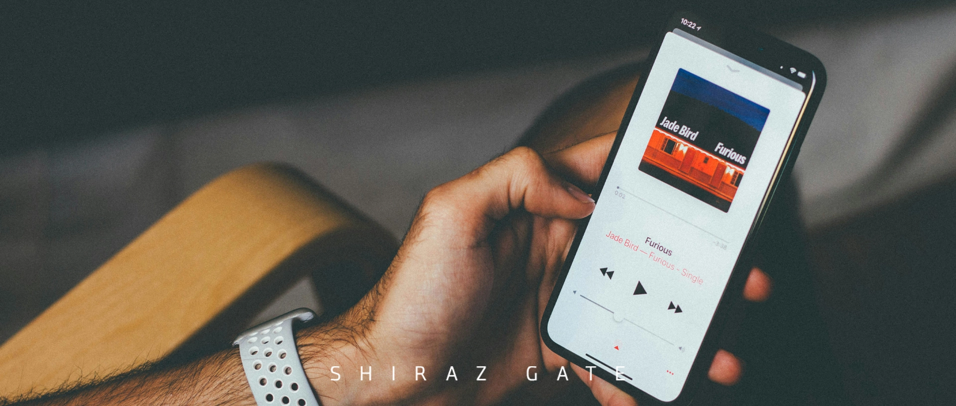تصویر گوشی هوشمند و در حال پخش موسیقی در اپل موزیک